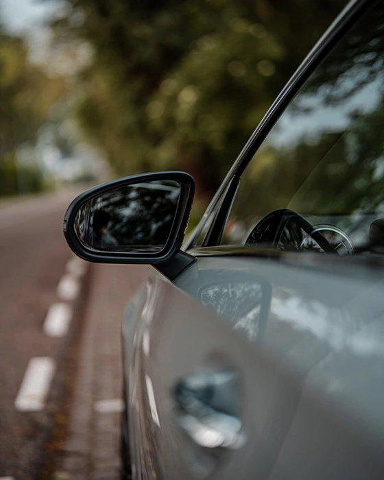Detailfoto van een spiegel van een Mercedes-Benz A-Klasse Limousine