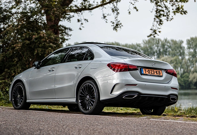 Foto van het zij achteraanzicht van een Mercedes-Benz A-Klasse Limousine