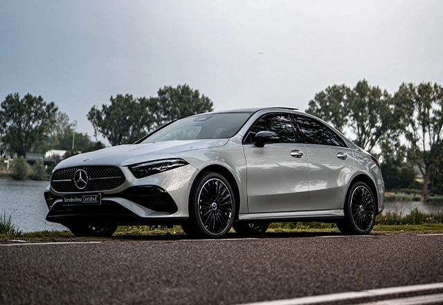 Foto van het voor zijaanzicht van een Mercedes-Benz A-Klasse Limousine met panoramadak