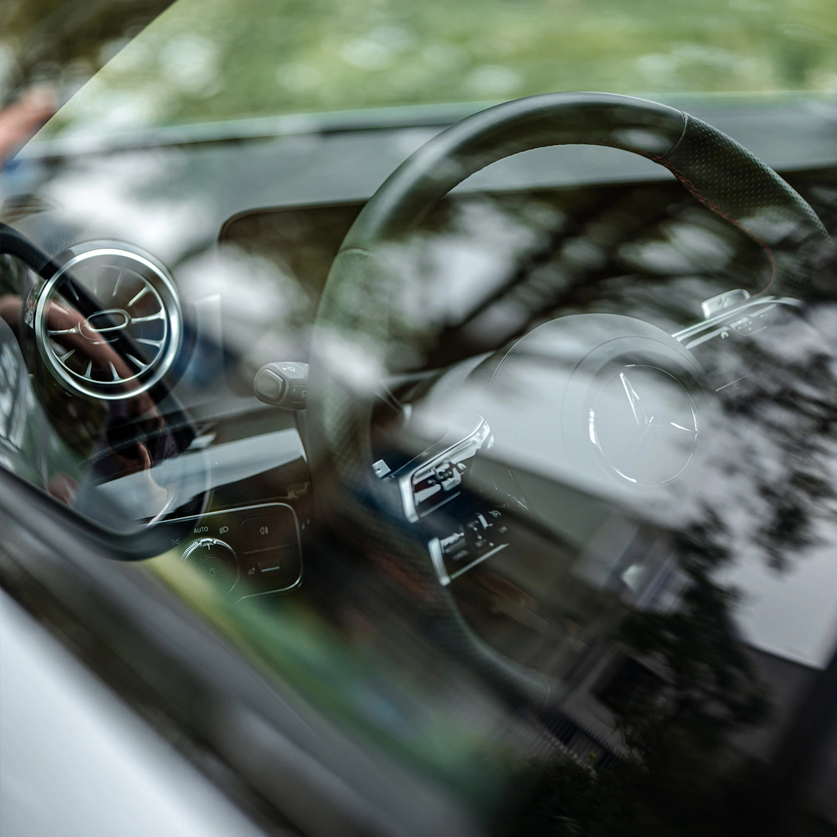 Detailfoto van het stuur van een Mercedes-Benz A-Klasse Limousine