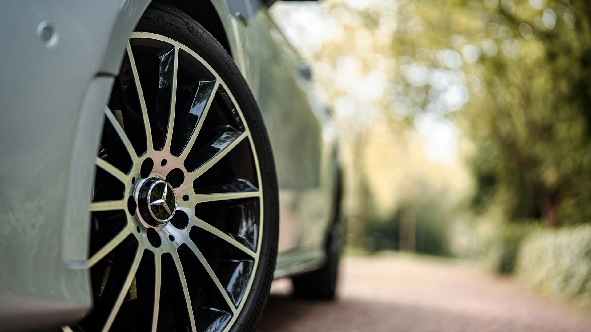 Detailfoto van een wiel met velg van een Mercedes-Benz A-Klasse Hatchback