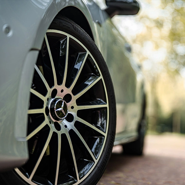 Detailfoto van een wiel met velg en wieldop van een Mercedes-Benz A-Klasse Hatchback