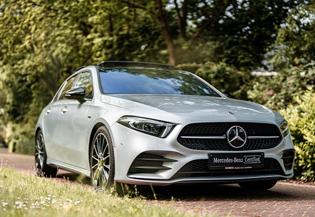 Foto van het voor zijaanzicht van een Mercedes-Benz A-Klasse Hatchback