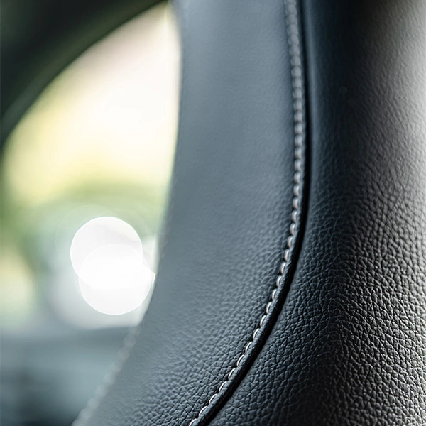 Detailfoto van het stiksel op de stoelbekleding van een Mercedes-Benz A-Klasse Hatchback