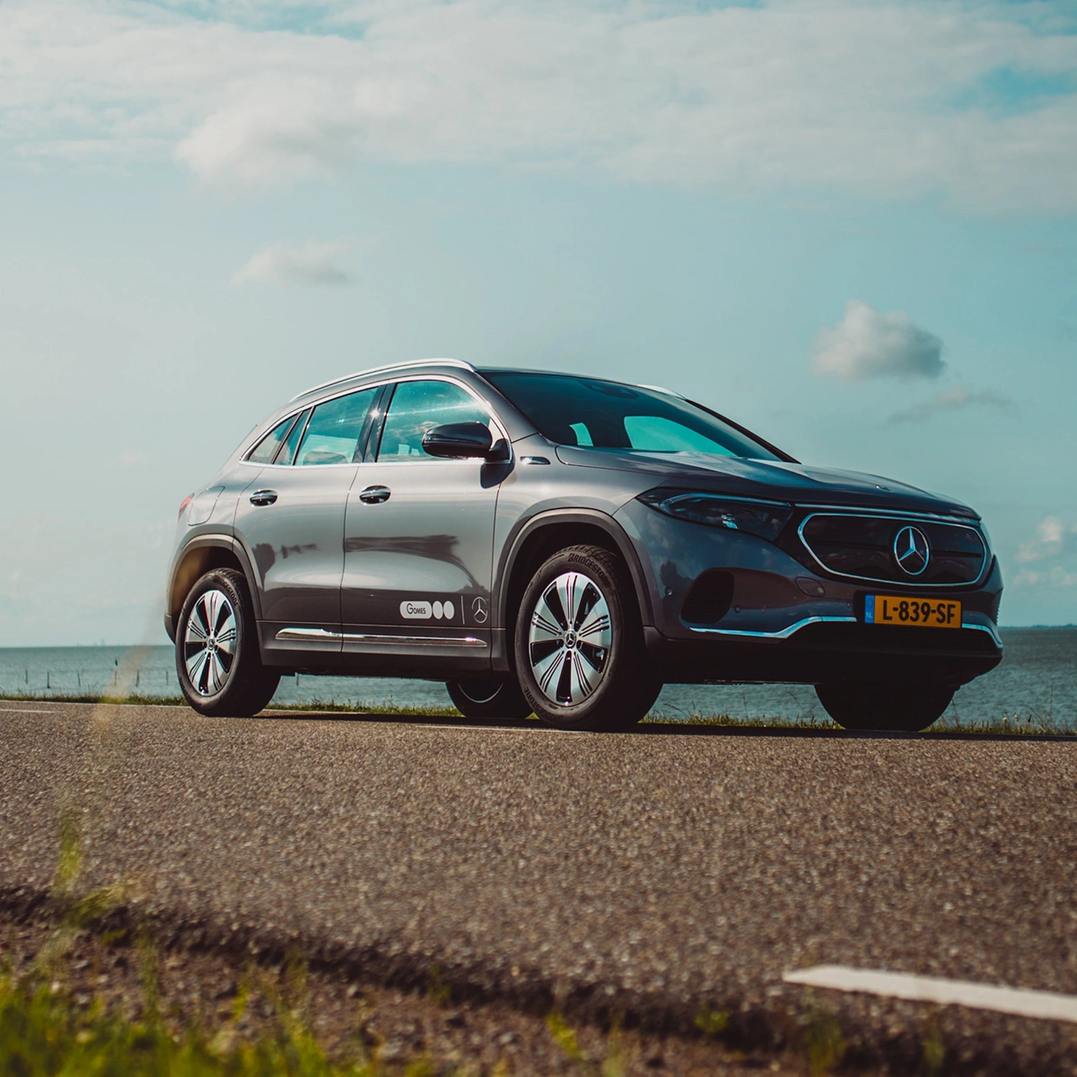 Foto van het vooraanzicht van de Mercedes-Benz EQE SUV
