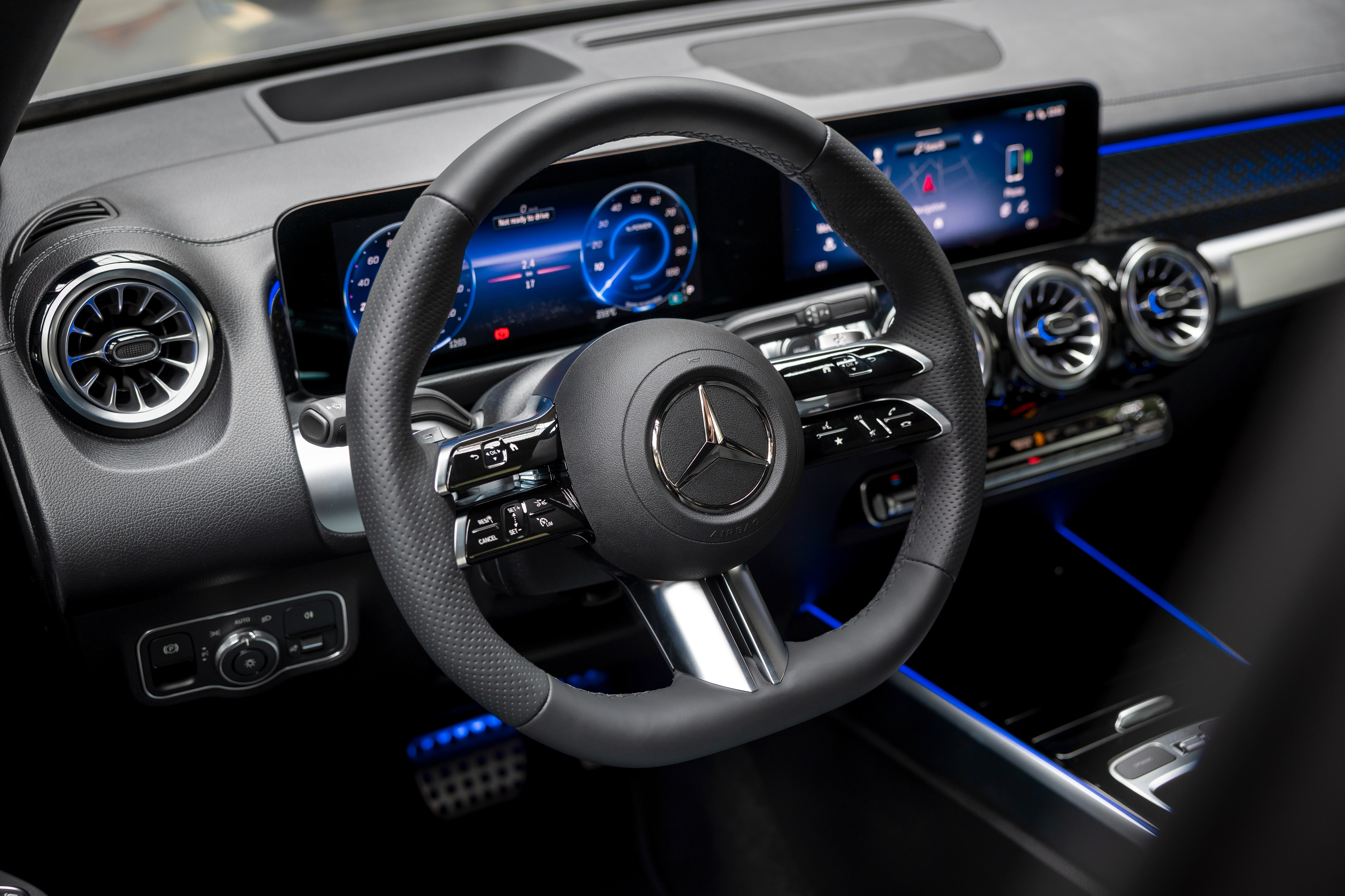 Detailfoto van het hyperscreen display in de Mercedes-Benz EQE SUV