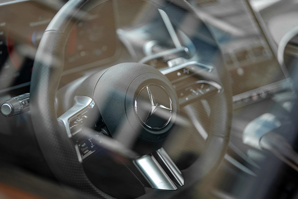 Foto van het stuur met het licht dat het panoramadak biedt van de Mercedes-Benz GLC