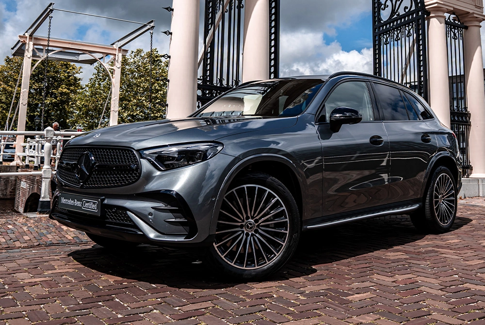 Voor zijaanzicht van de Mercedes-Benz GLC