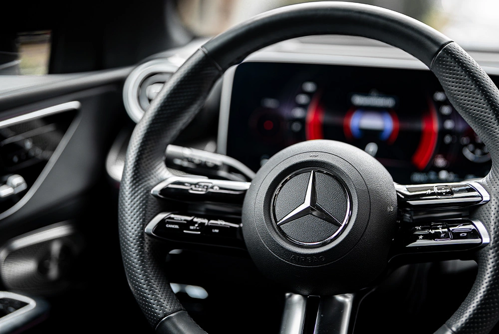 Detailfoto van het stuur van de Mercedes-Benz GLC