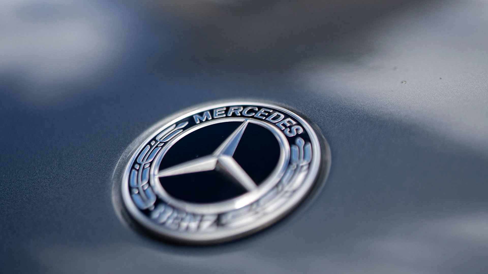 Foto van het Mercedes-Benz logo op de Mercedes-Benz GLC