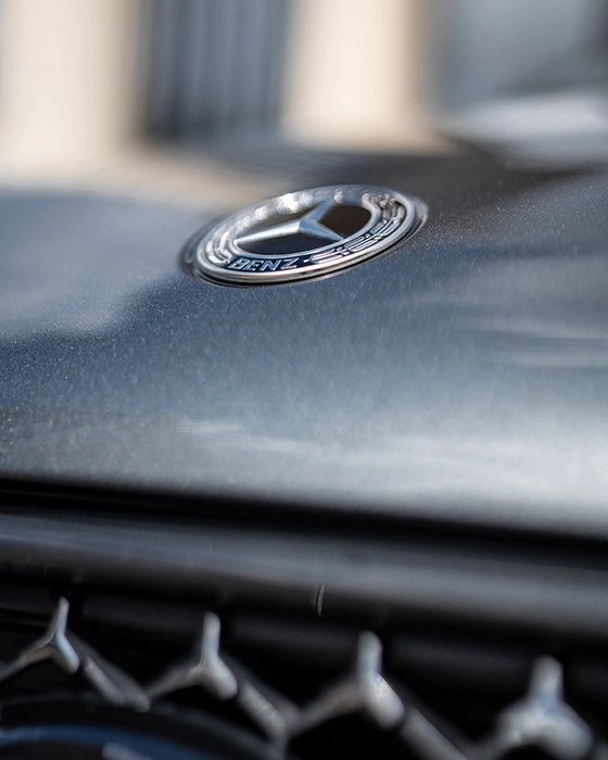Detailfoto van de ster uit het logo van de de Mercedes-Benz GLC