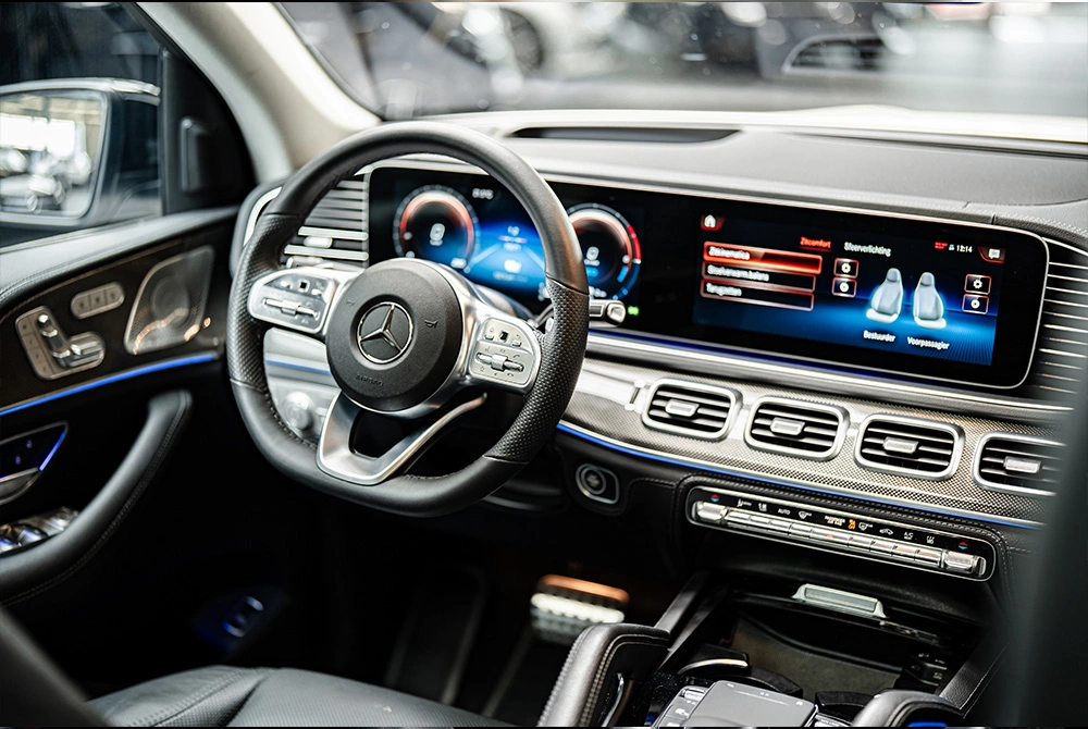 Foto van het interieur met het stuur, digitaal scherm en interieur van de Mercedes-Benz GLE
