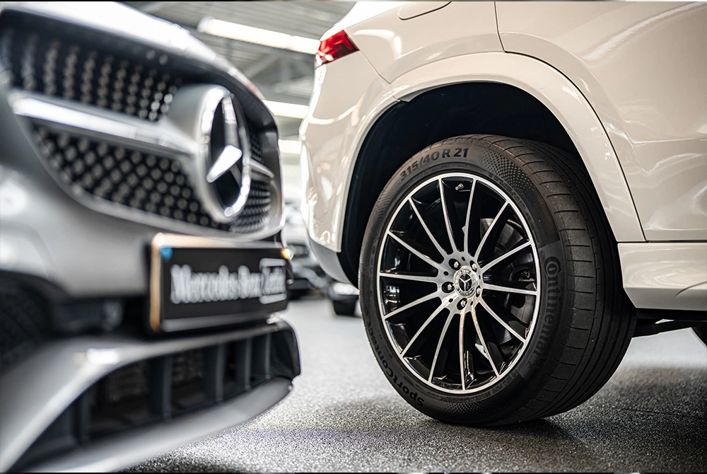 Foto van de velg met Mercedes-Benz wieldop van de Mercedes-Benz GLE