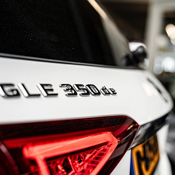 Foto van de achtgerzijde met koplamp van de van de Mercedes-Benz GLE