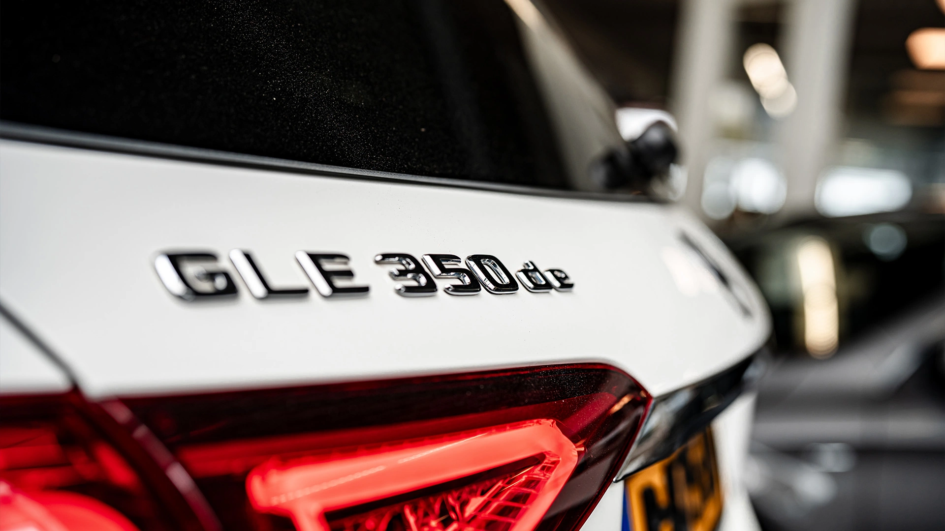 Foto van de letters GLE 350 de op de achterkant van de Mercedes-Benz GLE