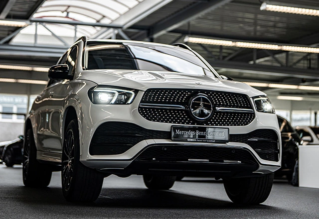 Foto van het voor zijaanzicht van de Mercedes-Benz GLE