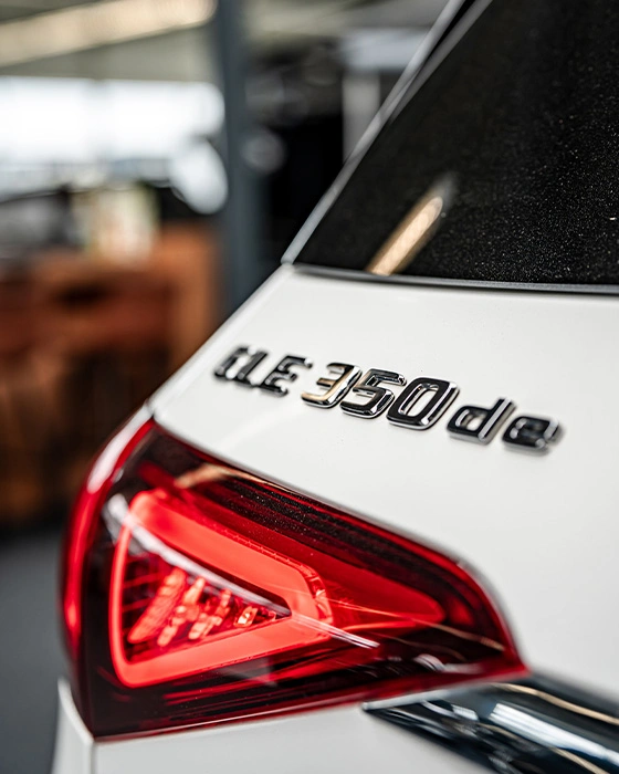 Foto iconische strepen in het achterlicht van de Mercedes-Benz GLE