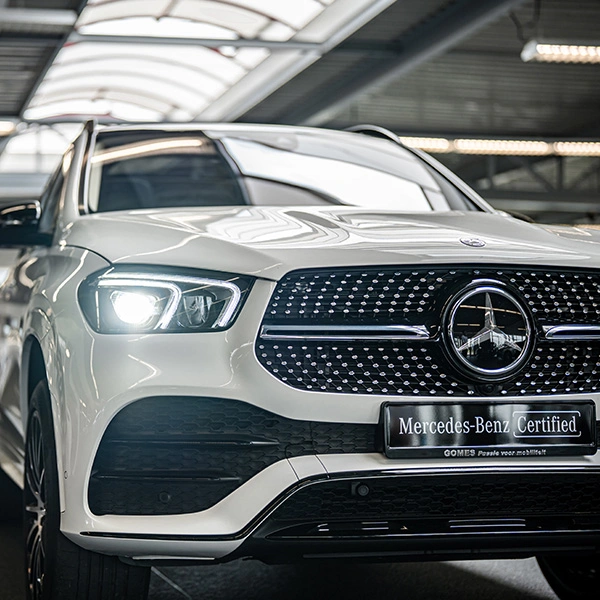 Detailfoto van de koplamp van de Mercedes-Benz GLE