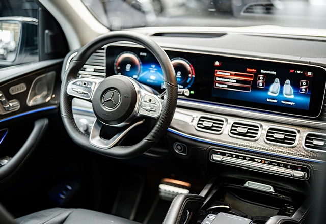 Foto van het stuur en digitale scherm in de Mercedes-Benz GLE