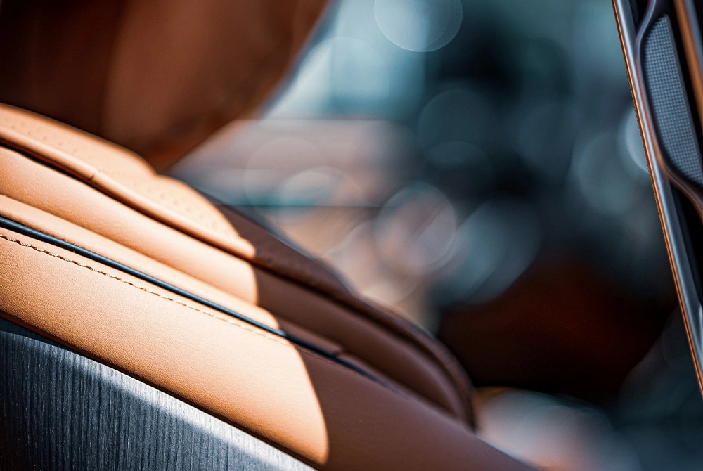 Detailfoto van het stiksel op de stoel in het interieur van de Mercedes-Benz S-Klasse