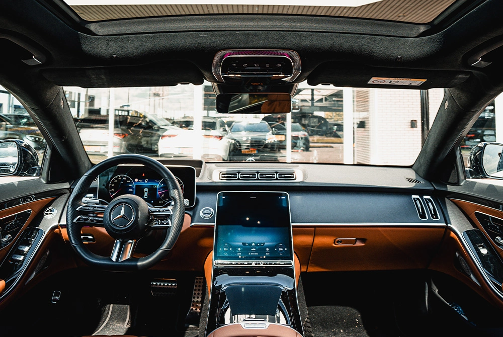 Overzichtsfoto van het stuur en dashboard van de Mercedes-Benz S-Klasse