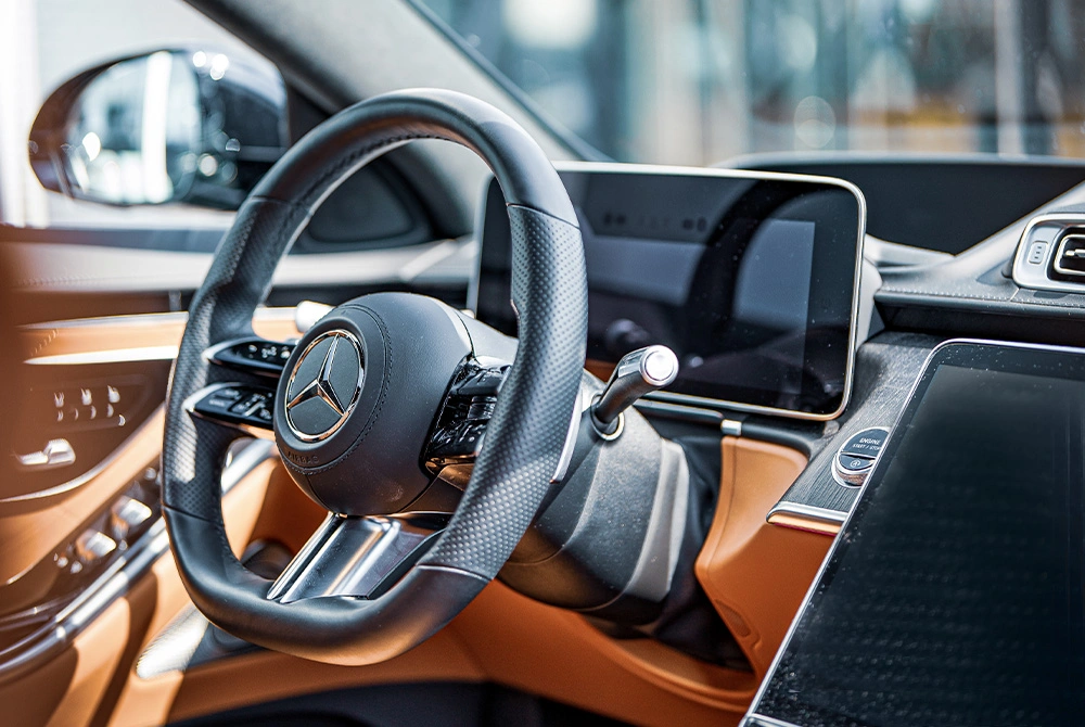 Detailfoto van het stuur in de Mercedes-Benz S-Klasse