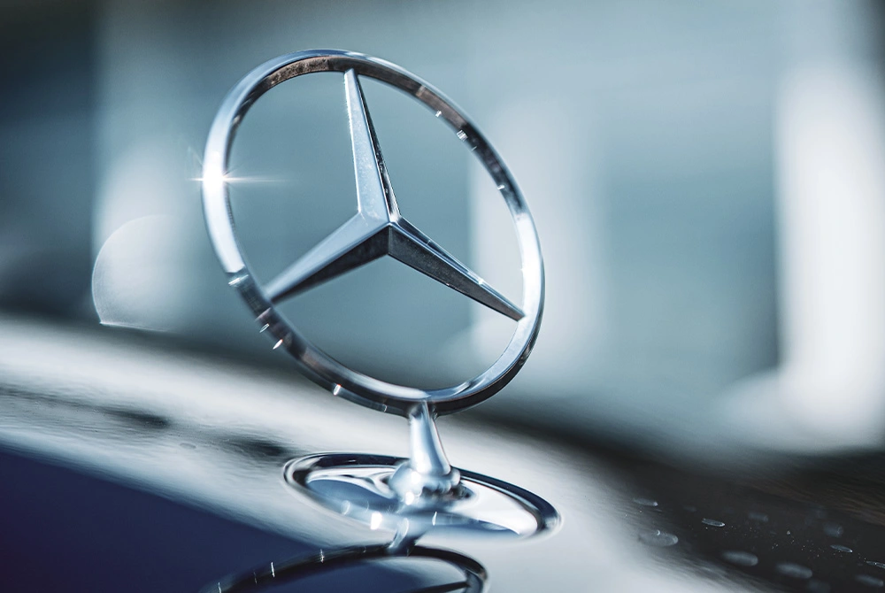 Detailfoto van de Mercedes-Benz ster op de S-Klasse