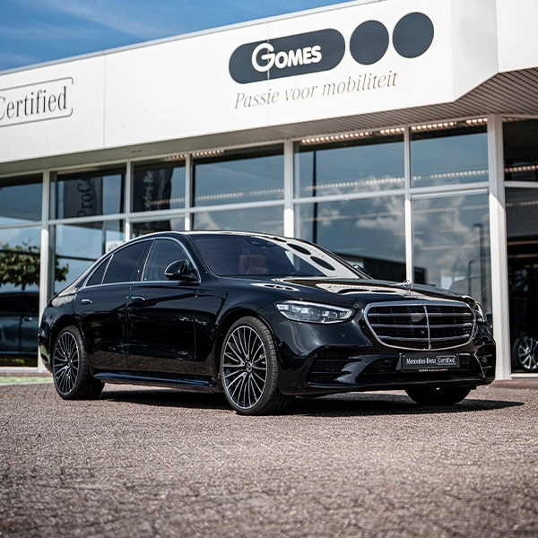 Foto van het voor zijaanzicht van de Mercedes-Benz S-Klasse