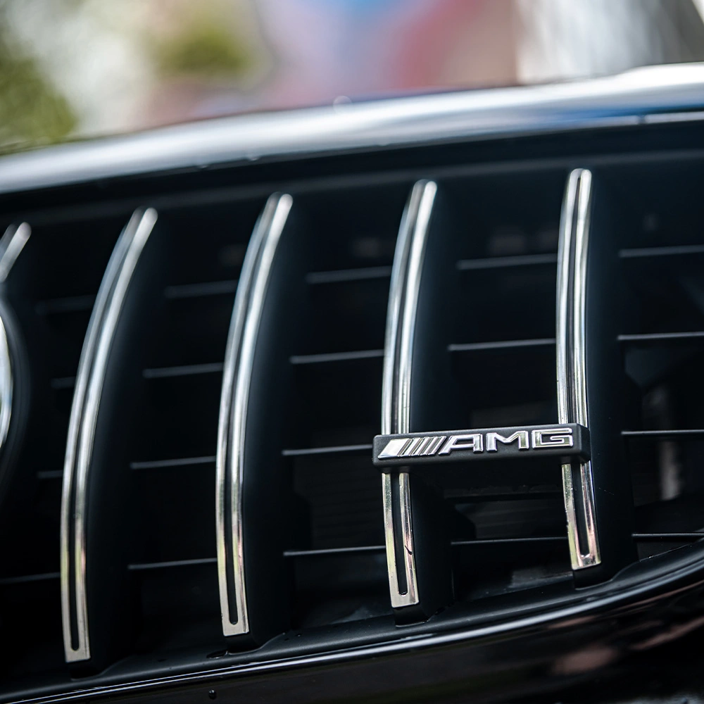 Detailfoto van het AMG logo op de gril van een Mercedes-AMG C-Klasse
