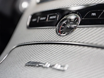 Detailfoto van het middenconsole met IWC klok in een Mercedes-AMG C-Klasse