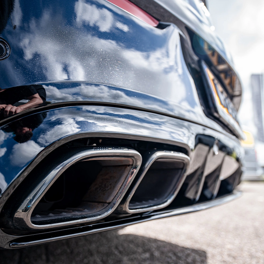 Detailfoto van de AMG uitlaat van een Mercedes-AMG C-Klasse