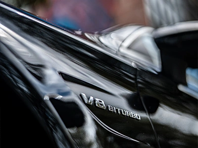 Detailfoto van de letters V8 BITURBO op een Mercedes-AMG C-Klasse