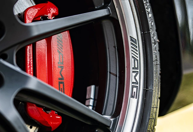 Detailfoto van het wiel van een Mercedes-AMG C-Klasse