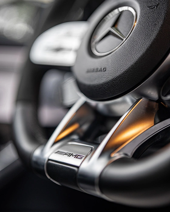 Detailfoto van het AMG logo op het stuur van een Mercedes-AMG C-Klasse