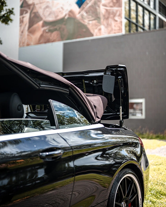 Detailfoto van het dak dat openschuift van een Mercedes-AMG C-Klasse