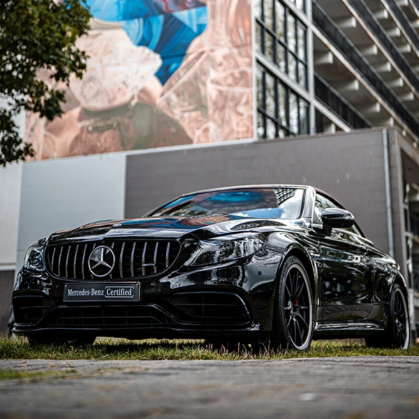 Foto van het voor zijaanzicht van een Mercedes-AMG C-Klasse