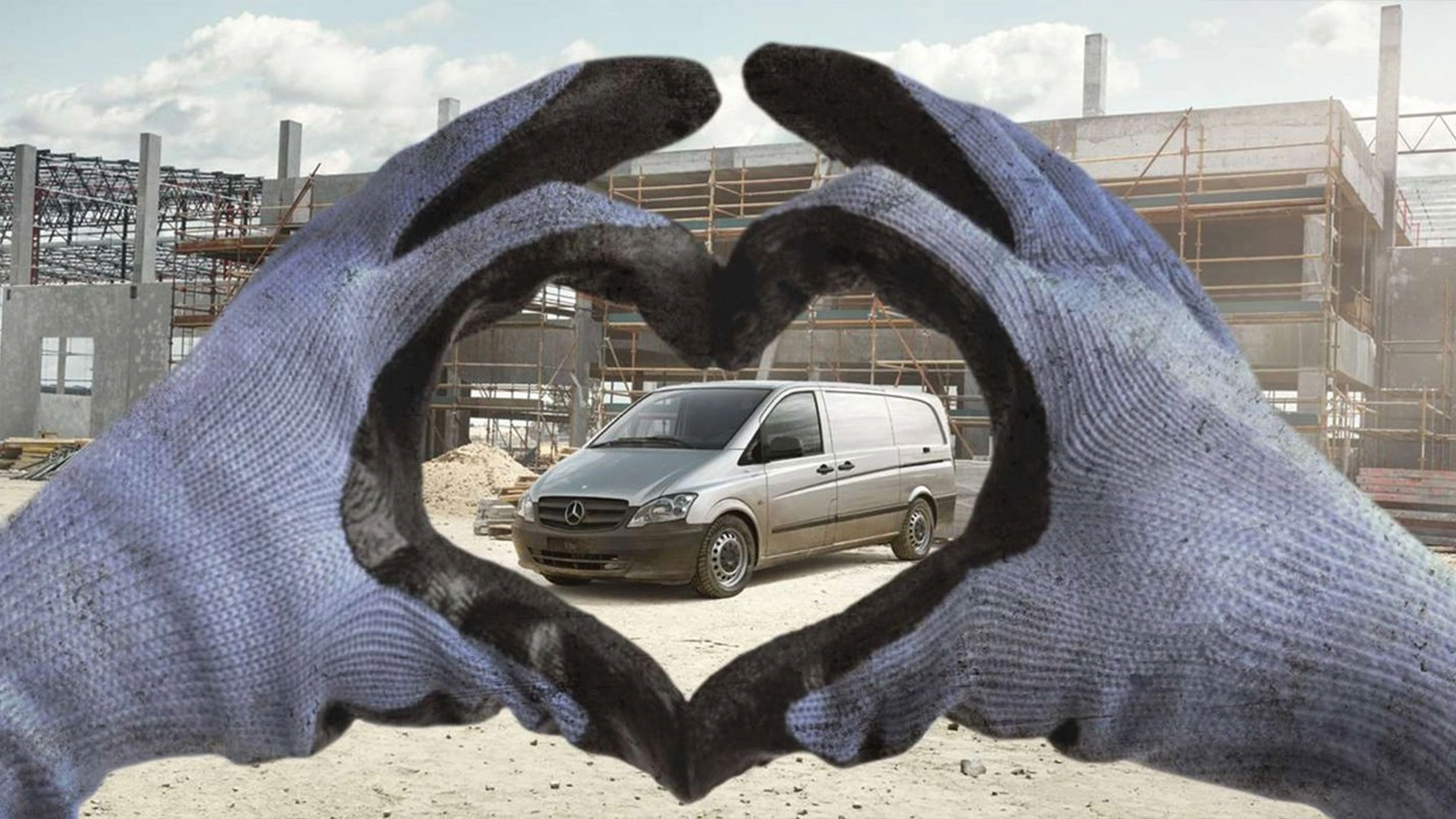 Foto van een klant die aan het werk is met een Gomes monteur op de achtergrond