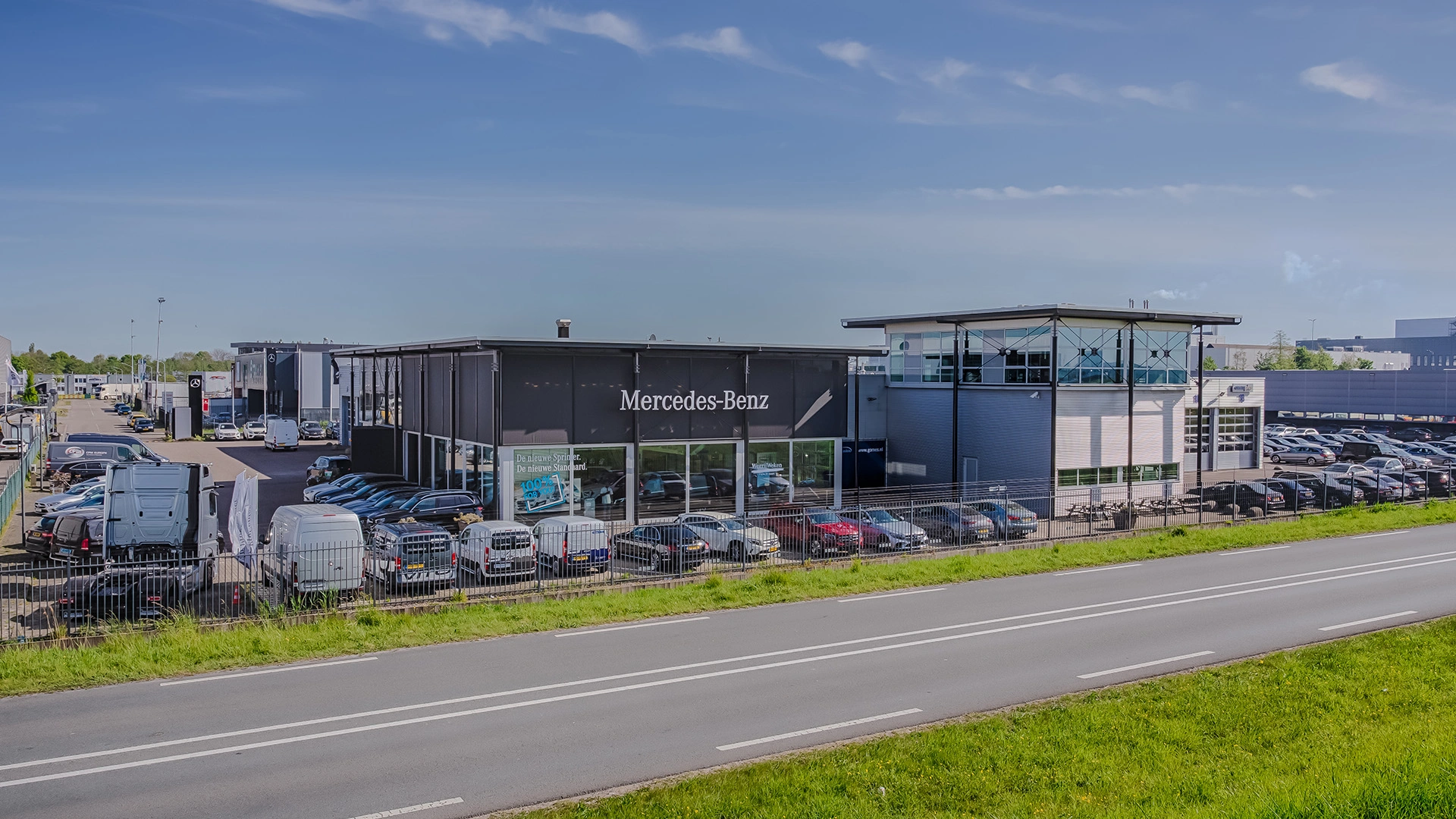 Foto van een detail van de Mercedes-Benz ster in de Gomes showroom