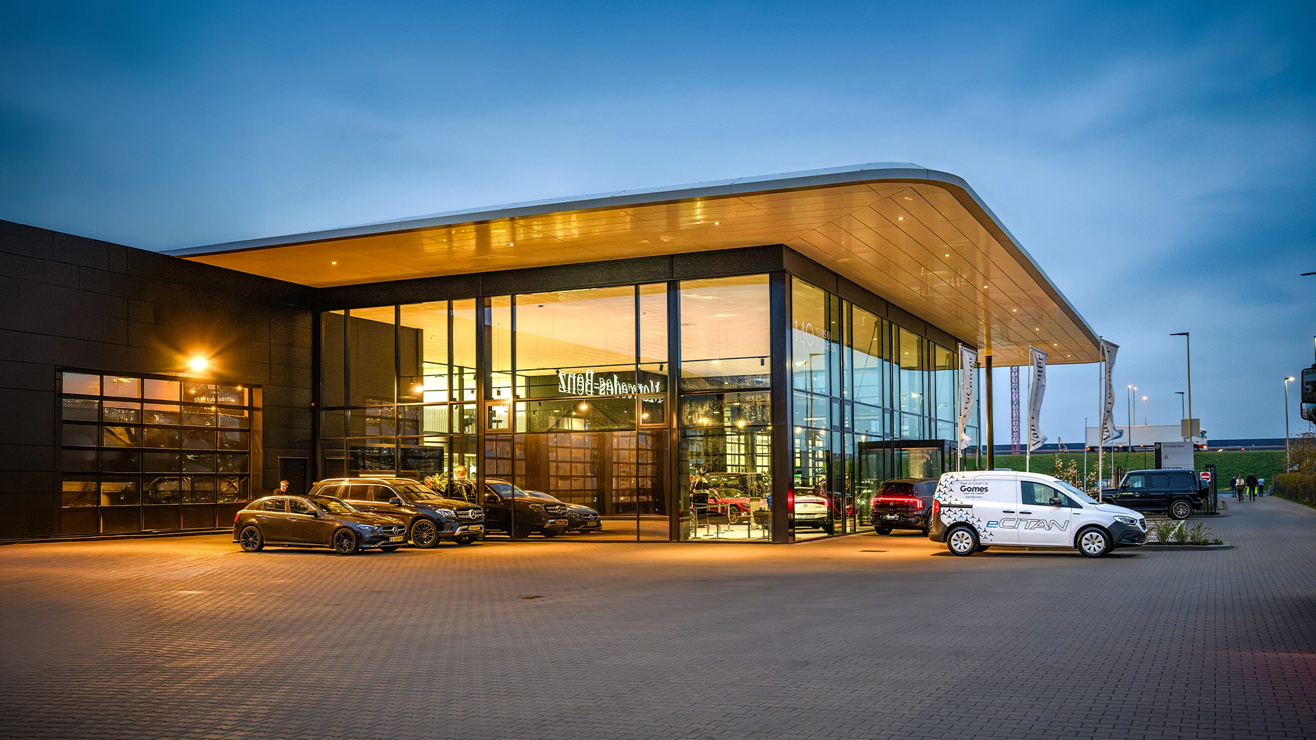 Foto van nieuwe pand Gomes Aalsmeer met de nieuwe CLS voor de deur