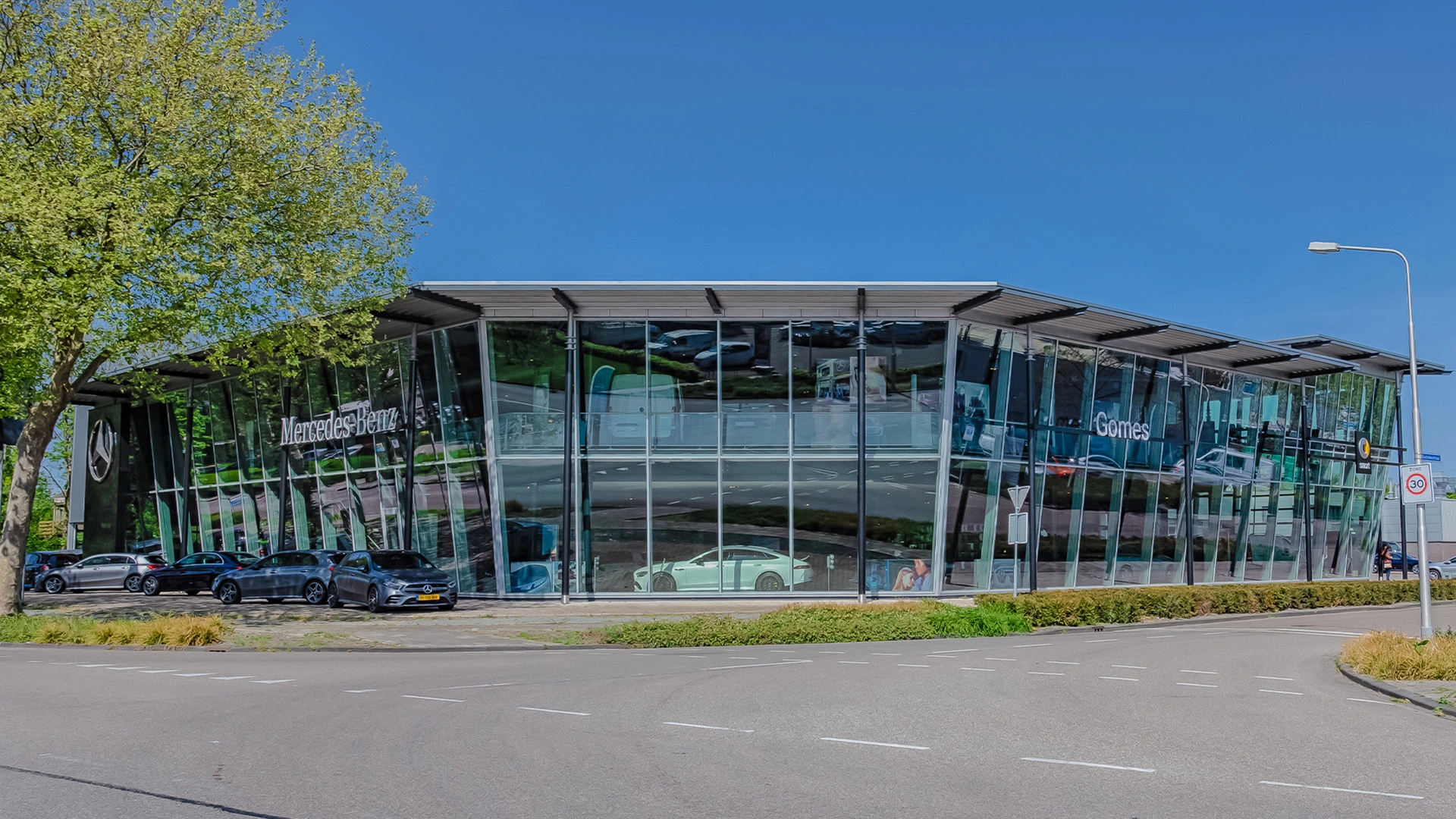 Foto van een detail van de Mercedes-Benz ster in de Gomes showroom