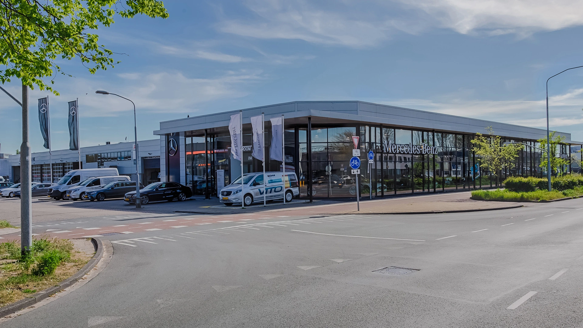 Foto van een detail van de Mercedes-Benz ster in de Gomes showroom