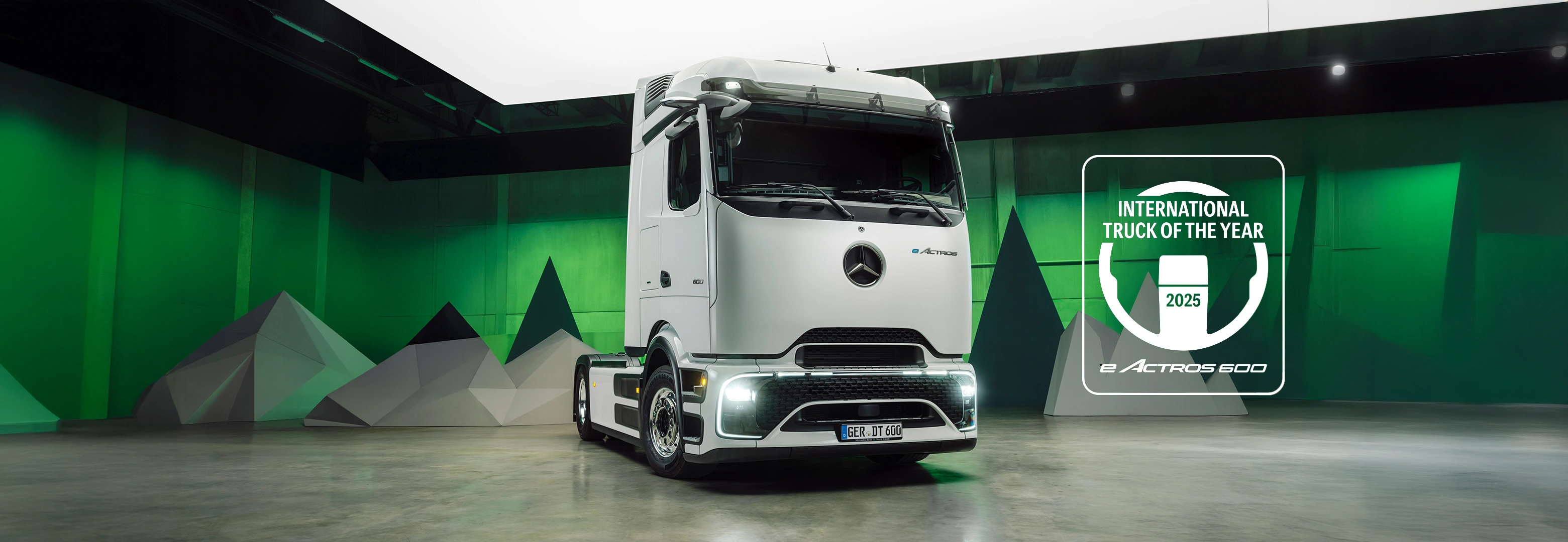 eActros 300/400 – Charged & Ready Duurzaam, toekomstgericht, innovatief en stil – de volledig elektrische eActros 300/400 is uw instap in het zware distributietransport in stedelijke gebieden en neutraliseert lokaal de CO₂-uitstoot.