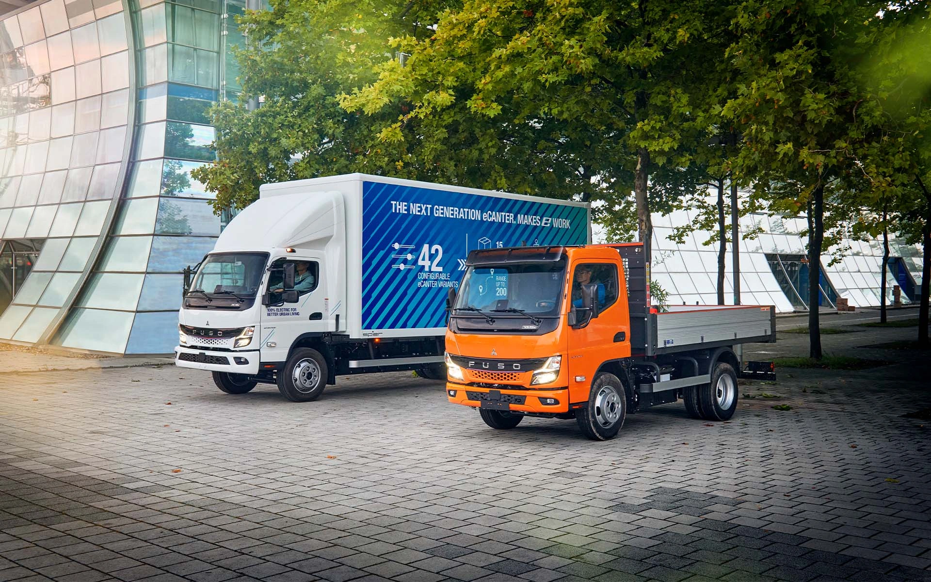 FUSO Canter en FUSO eCanter naast elkaar