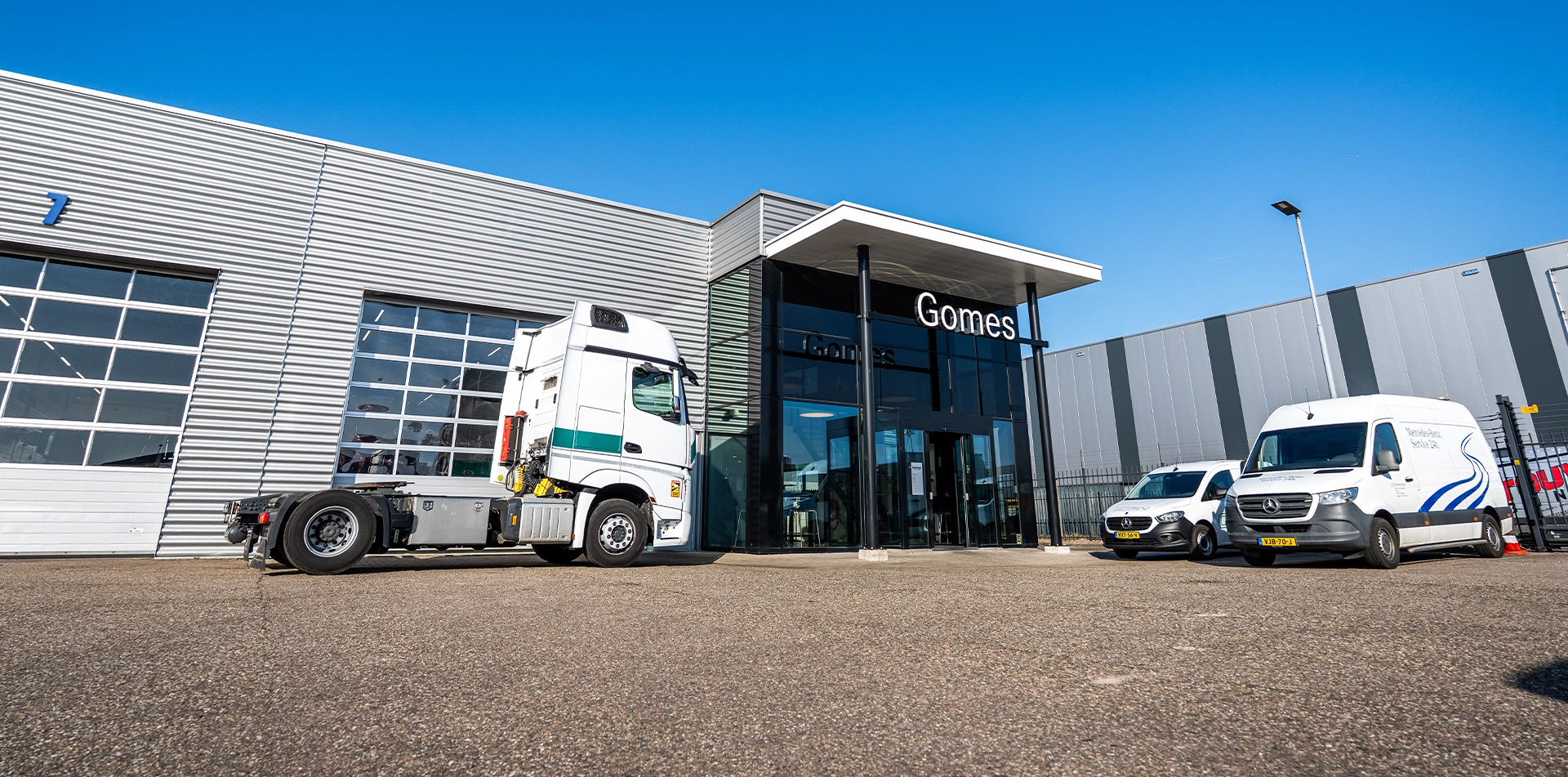 Foto van een detail van de Mercedes-Benz ster in de Gomes showroom