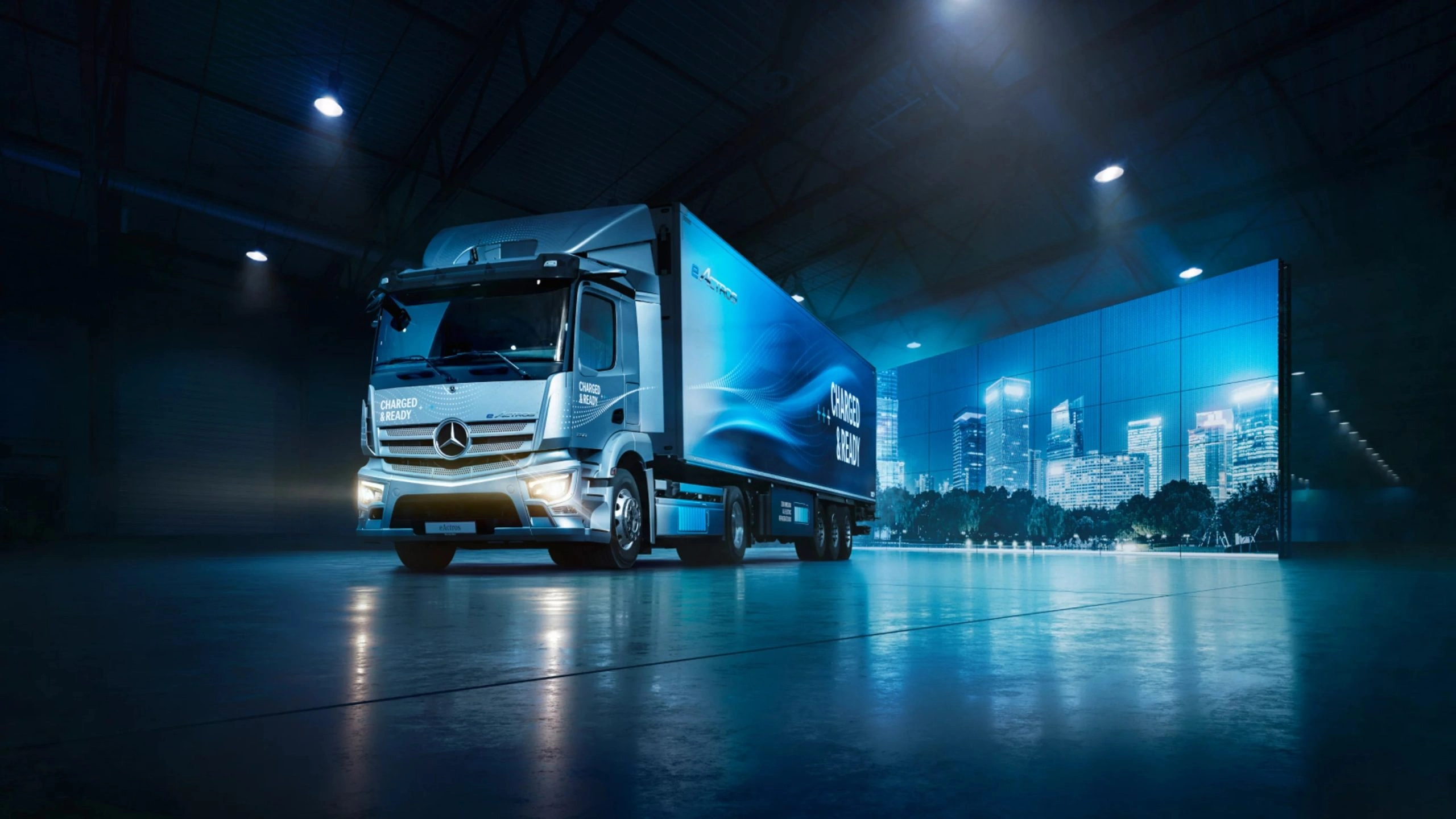 eActros 300/400 – Charged & Ready Duurzaam, toekomstgericht, innovatief en stil – de volledig elektrische eActros 300/400 is uw instap in het zware distributietransport in stedelijke gebieden en neutraliseert lokaal de CO₂-uitstoot.