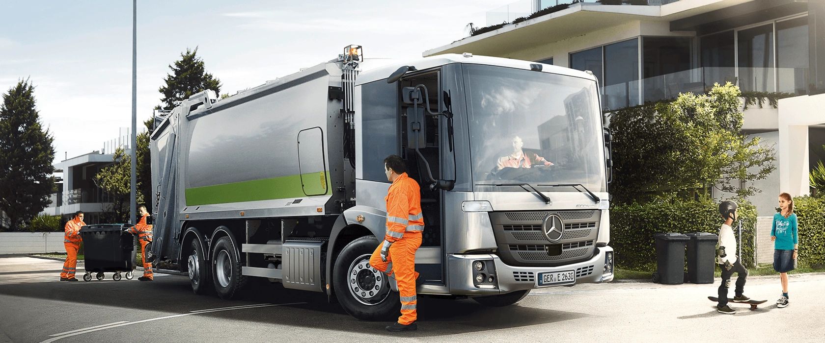 eActros 300/400 – Charged & Ready Duurzaam, toekomstgericht, innovatief en stil – de volledig elektrische eActros 300/400 is uw instap in het zware distributietransport in stedelijke gebieden en neutraliseert lokaal de CO₂-uitstoot.