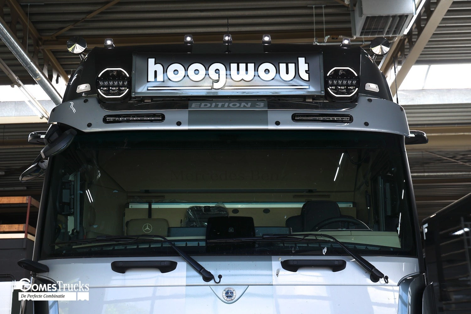 Detailfoto van het Hoogwout logo op de Mercedes-Benz Actros L Editions 3