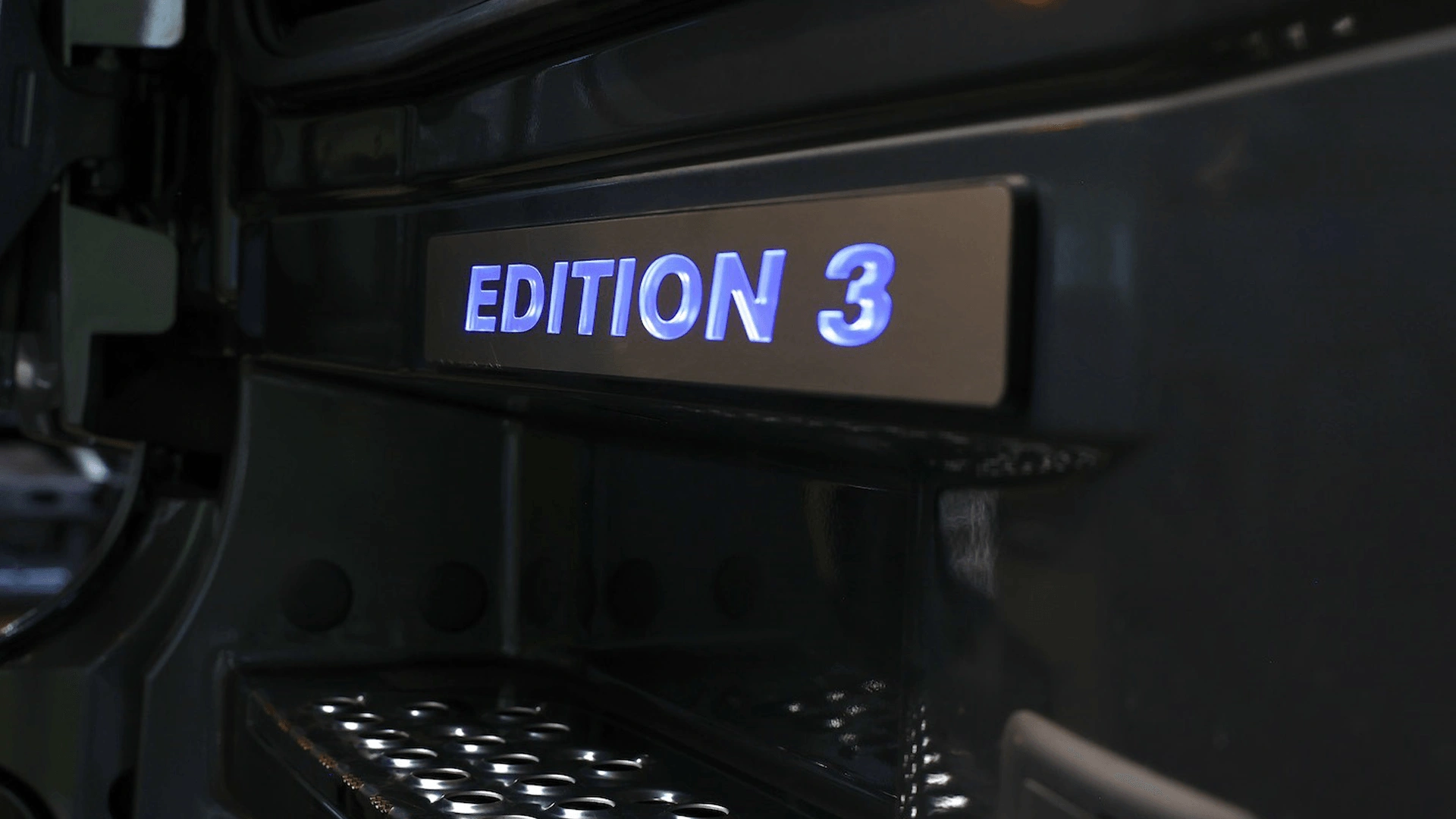 Detailfoto van Edition 3 bij de tredes van de Mercedes-Benz Actros L