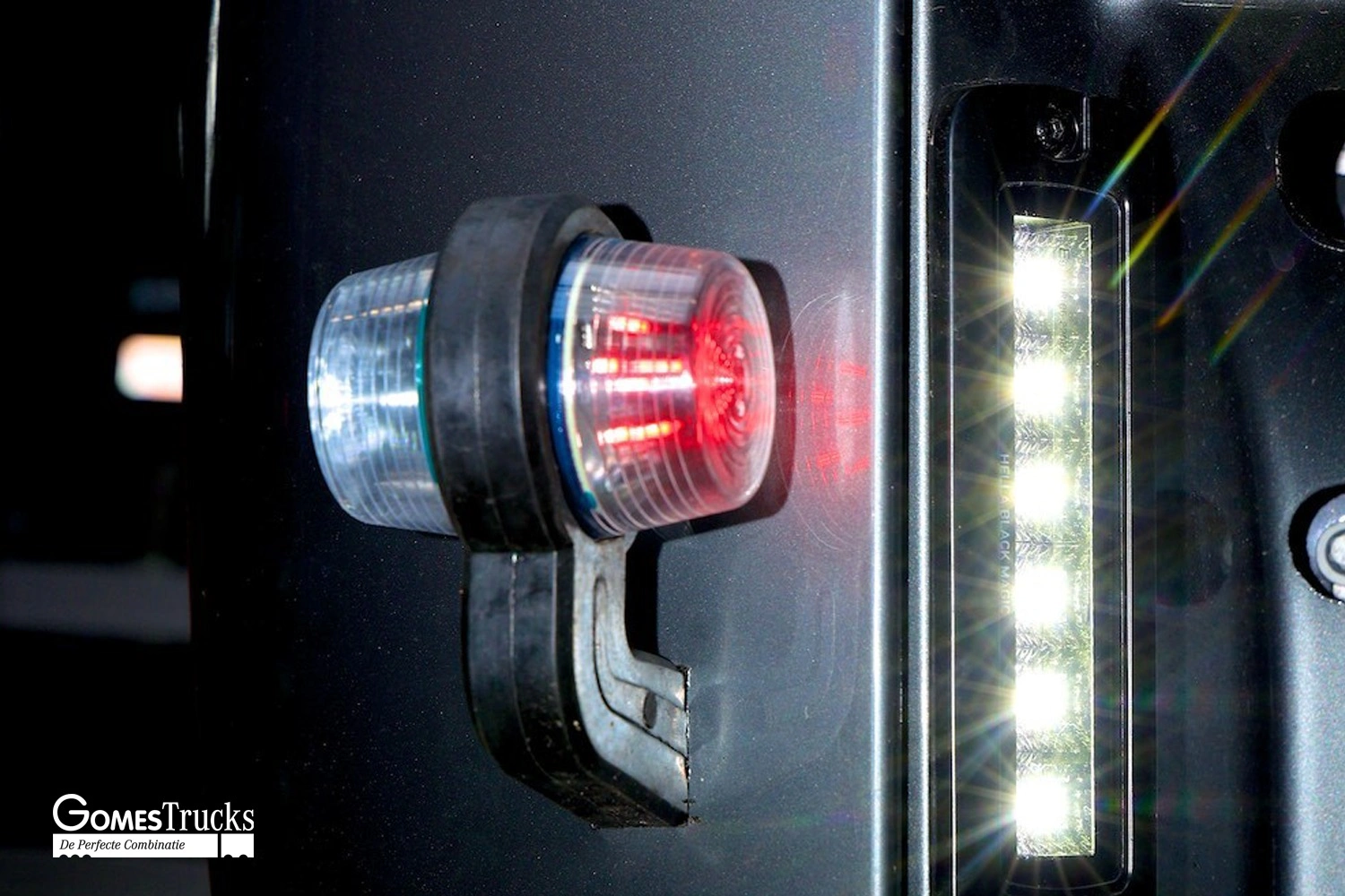 Detailfoto van lamp bij tredes van de Mercedes-Benz Actros L Editions 3