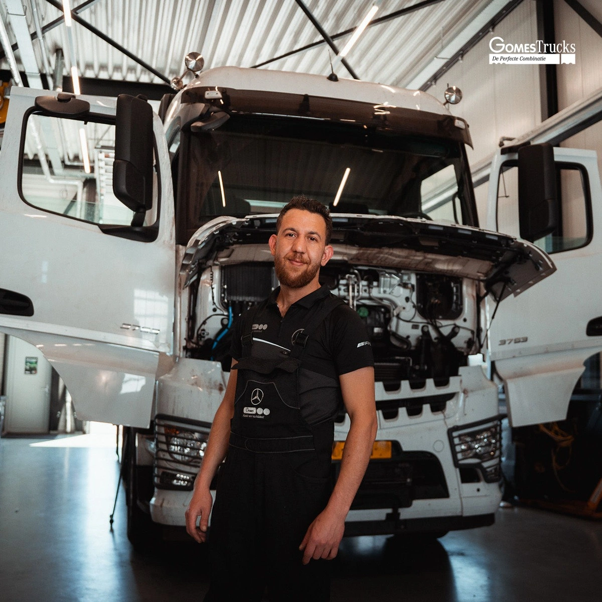 Foto van Gomes technicus Mechael bij een Mercedes-Benz truck